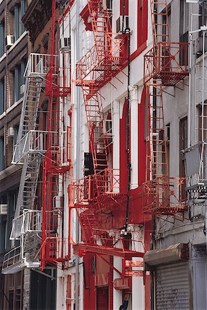 escalera de incendios - Low angle view of a fire escape outside a building Foto de stock - Sin royalties Premium, Código: 640-01353342