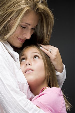 Gros plan d'une mère et la fille s'enlaçant Photographie de stock - Premium Libres de Droits, Code: 640-01353497