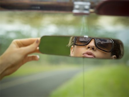 Reflection of a young woman in a rear view mirror Foto de stock - Sin royalties Premium, Código: 640-01353504