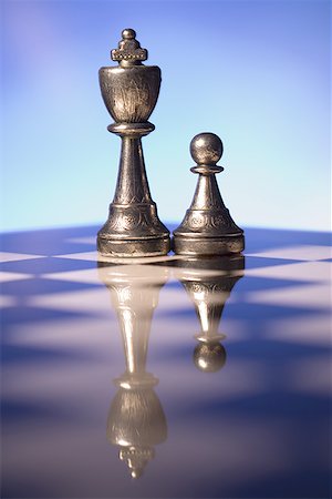 Close-up of chess pieces on a chessboard Foto de stock - Royalty Free Premium, Número: 640-01353525