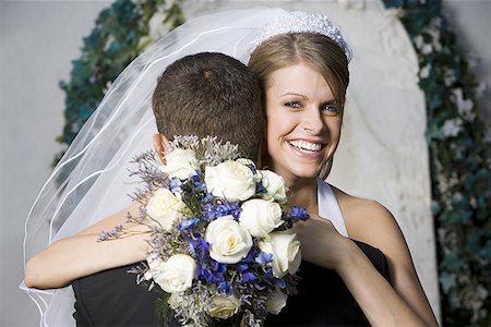 simsearch:673-02386640,k - Portrait d'un couple de jeunes mariés embrassant Photographie de stock - Premium Libres de Droits, Code: 640-01353651