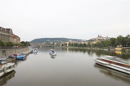 Vue d'angle élevé de bateaux dans une rivière Photographie de stock - Premium Libres de Droits, Code: 640-01353979