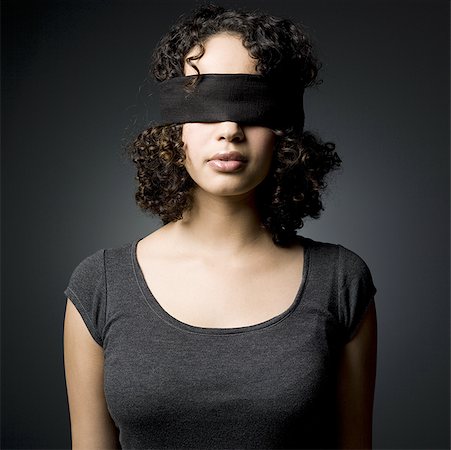 Woman blindfolded Foto de stock - Sin royalties Premium, Código: 640-01353972