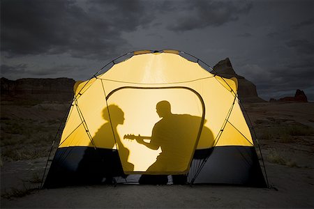 Silhouette d'un couple assis à l'intérieur d'une tente Photographie de stock - Premium Libres de Droits, Code: 640-01364015