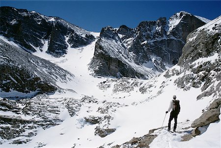 simsearch:841-07082084,k - Rear view of a hiker looking at a mountain peak Foto de stock - Royalty Free Premium, Número: 640-01364033