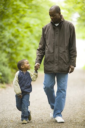 simsearch:640-01361873,k - Père marchant avec son fils à l'extérieur Photographie de stock - Premium Libres de Droits, Code: 640-01364154