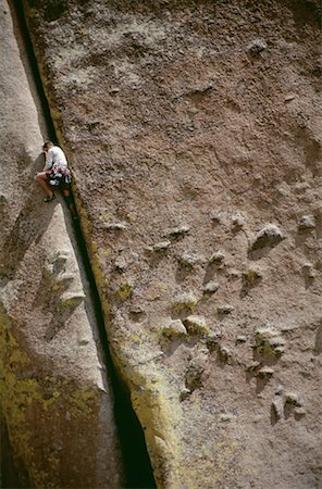 simsearch:640-01349855,k - Low angle view of a man climbing on cliff Foto de stock - Sin royalties Premium, Código: 640-01364187