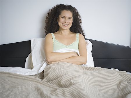 simsearch:640-03257327,k - Portrait d'une femme au lit avec son bras croisés Photographie de stock - Premium Libres de Droits, Code: 640-01364183