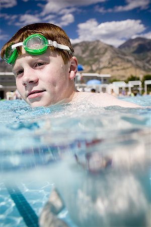 portrait of a boy underwater - Boy in a swimming pool Foto de stock - Sin royalties Premium, Código: 640-01364239