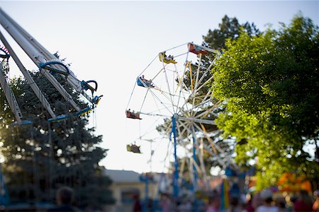 simsearch:625-00805928,k - Vue d'angle faible d'une roue de ferries dans un parc d'attractions Photographie de stock - Premium Libres de Droits, Code: 640-01364270