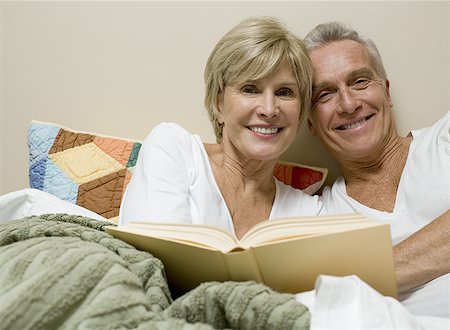 Portrait d'un couple senior allongée sur un lit et souriant Photographie de stock - Premium Libres de Droits, Code: 640-01364465