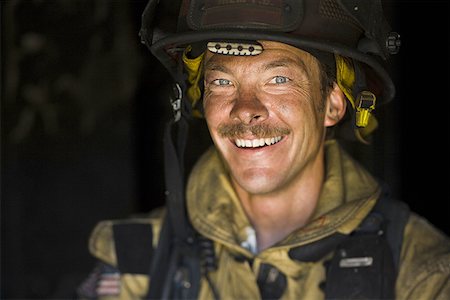 simsearch:640-01359145,k - Porträt von einem Feuerwehrmann lächelnd Stockbilder - Premium RF Lizenzfrei, Bildnummer: 640-01364463