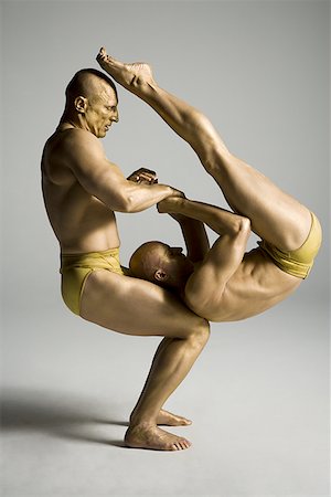 reversing - Two male acrobats performing Stock Photo - Premium Royalty-Free, Code: 640-01364488