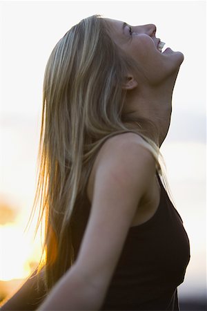 Portrait d'une jeune adolescente souriant Photographie de stock - Premium Libres de Droits, Code: 640-01364521