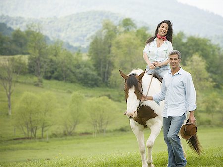 woman riding a horse with a man beside her Foto de stock - Sin royalties Premium, Código: 640-01364557