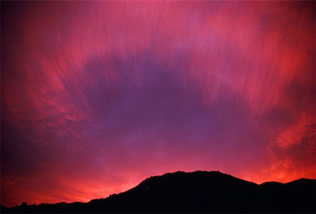 simsearch:640-01356796,k - Un ciel rouge au-dessus d'une colline Photographie de stock - Premium Libres de Droits, Code: 640-01364575
