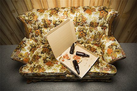 simsearch:640-01351574,k - Pizza box and beer bottles on sofa Fotografie stock - Premium Royalty-Free, Codice: 640-01364744