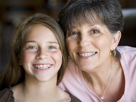 Grandmother and daughter smiling with braces Foto de stock - Sin royalties Premium, Código: 640-01364769