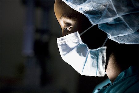 Voir le profil:: femme chirurgien dans scrubs Photographie de stock - Premium Libres de Droits, Code: 640-01364833