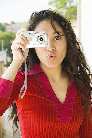 simsearch:640-01365245,k - Portrait of a teenage girl holding a camera Stock Photo - Premium Royalty-Free, Code: 640-01364850