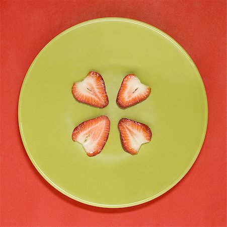 simsearch:640-02657375,k - Gros plan d'une tranche de fraise sur une plaque (Fragaria virginiana) Photographie de stock - Premium Libres de Droits, Code: 640-01364961