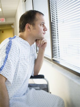 Profile of a patient looking through a window and thinking Foto de stock - Sin royalties Premium, Código: 640-01365042