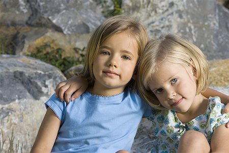 simsearch:640-01355893,k - Portrait de deux jeunes filles assis Photographie de stock - Premium Libres de Droits, Code: 640-01365344