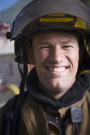 simsearch:640-01359145,k - Nahaufnahme von einem Feuerwehrmann lächelnd Stockbilder - Premium RF Lizenzfrei, Bildnummer: 640-01365393
