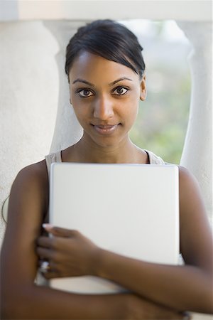 parco manuel antonio - Portrait of a young woman holding a laptop Fotografie stock - Premium Royalty-Free, Codice: 640-01365485