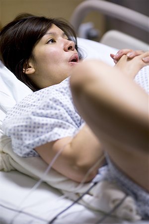 Vue grand angle sur un patient féminin couché sur un lit Photographie de stock - Premium Libres de Droits, Code: 640-01365532