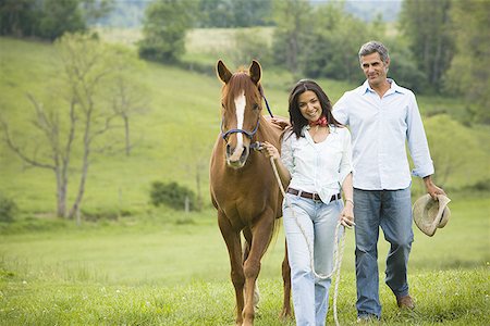 man and a woman walking with a horse Foto de stock - Sin royalties Premium, Código: 640-01365577