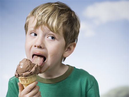 simsearch:640-02773623,k - Jeune garçon mangeant de cône de crème glacée au chocolat Photographie de stock - Premium Libres de Droits, Code: 640-01366119
