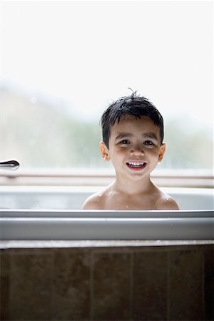 simsearch:640-01366031,k - Portrait of a boy sitting in a bathtub Foto de stock - Sin royalties Premium, Código: 640-01366137