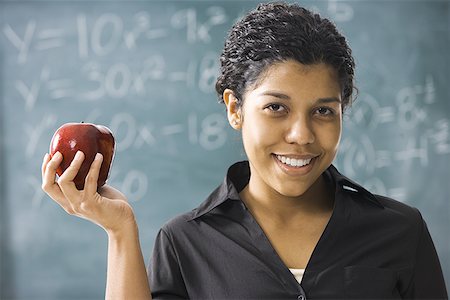 Portrait of a young woman holding an apple Foto de stock - Sin royalties Premium, Código: 640-01366169