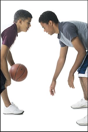 simsearch:640-01362252,k - Profile of two young men playing basketball Foto de stock - Royalty Free Premium, Número: 640-01366177