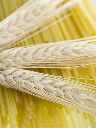 Close-up of wheat stalks and uncooked spaghetti Stock Photo - Premium Royalty-Free, Code: 640-01366189