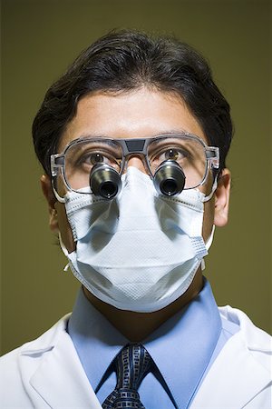 détail microscopique - Homme au masque chirurgical avec verres microscopiques Photographie de stock - Premium Libres de Droits, Code: 640-01366273