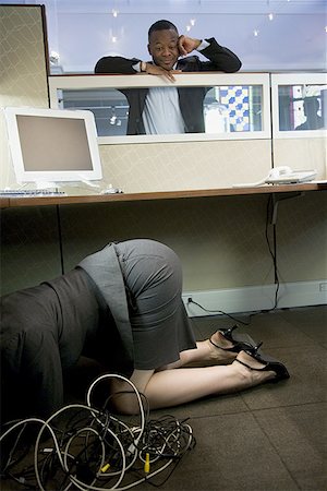 Femme accroupie sous un bureau d'ordinateur avec un homme d'affaires au Photographie de stock - Premium Libres de Droits, Code: 640-01366344