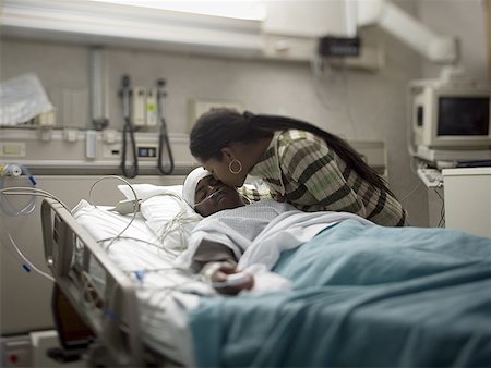 pictures of accident kids in the hospital - Gros plan d'une mère embrassant son fils Photographie de stock - Premium Libres de Droits, Code: 640-01360039