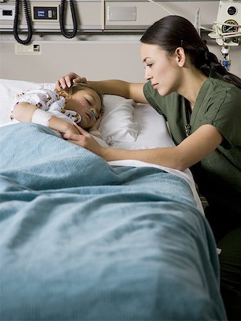 simsearch:640-02771739,k - Young girl in hospital bed with nurse Foto de stock - Royalty Free Premium, Número: 640-01360069