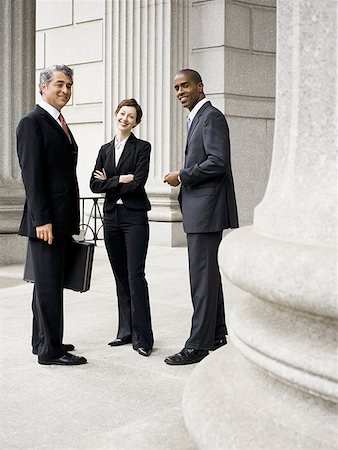 simsearch:400-07450015,k - Un Portrait de trois avocats devant un palais de justice Photographie de stock - Premium Libres de Droits, Code: 640-01360187