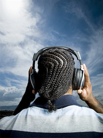 simsearch:640-02772872,k - Homme afro-américain, écouter de la musique sur le casque Photographie de stock - Premium Libres de Droits, Code: 640-01360332