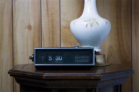 Lampe de table et radio-réveil à 05:30 Photographie de stock - Premium Libres de Droits, Code: 640-01360410