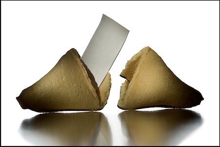 profecía - Close-up of a broken fortune cookie with a slip of paper Foto de stock - Sin royalties Premium, Código: 640-01360587