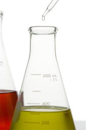 simsearch:640-01353165,k - Liquid being dropped into a conical flask with a pipette Foto de stock - Sin royalties Premium, Código: 640-01360663