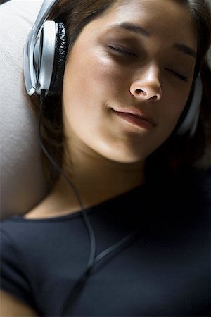 simsearch:700-00161564,k - High angle view of a young woman listening to music on headphones Fotografie stock - Premium Royalty-Free, Codice: 640-01360672