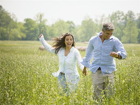 simsearch:640-02764691,k - man and a woman holding hands in a field Foto de stock - Sin royalties Premium, Código: 640-01360811