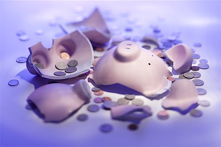 High angle view of a broken piggy bank with coins Stock Photo - Premium Royalty-Free, Code: 640-01361034