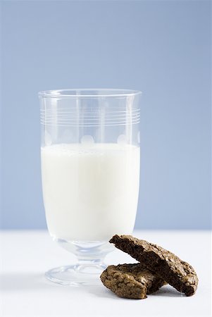 simsearch:640-02772614,k - Glass of milk with chocolate cookie Stock Photo - Premium Royalty-Free, Code: 640-01361066