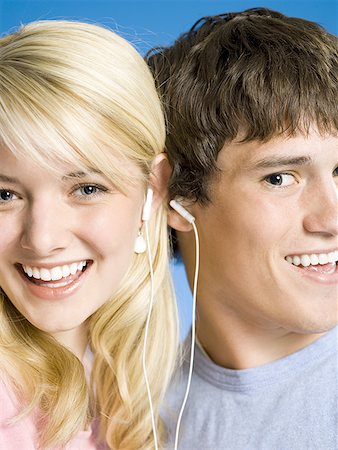 simsearch:640-02773489,k - Portrait of a young couple with ear buds smiling Fotografie stock - Premium Royalty-Free, Codice: 640-01361346